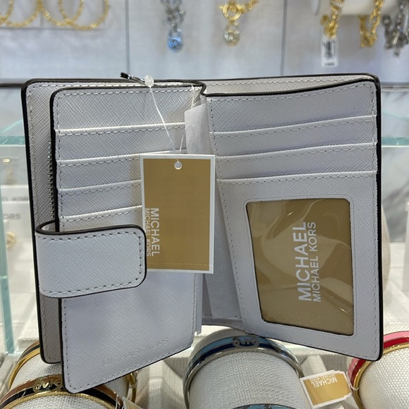 Michael Kors Medium Saffiano Leather Bifold Wallet
Optic White
NWT - Picture 10 of 16